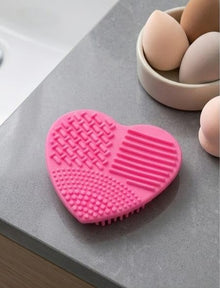 Silicone Heart Shaped Brush Cleaner Mat – Makeup Brush Cleaning Pad