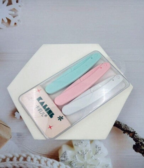 Eyebrow Razor featuring a sharp stainless steel blade !