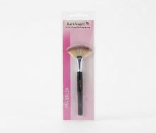 Levina Professional Makeup Fan Brush (S47-1)